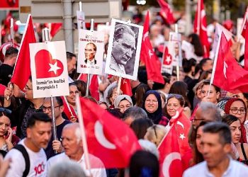 Bayraklı’dan 10 bin kişilik kortej!