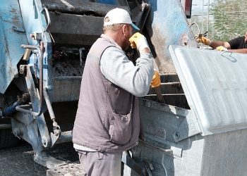 Bergama Belediyesi Çöp Konteynerlerini Temizliyor
