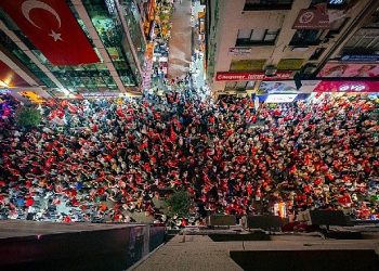 Binlerce Karşıyakalı Cumhuriyet aşkıyla sel oldu, sokaklara döküldü