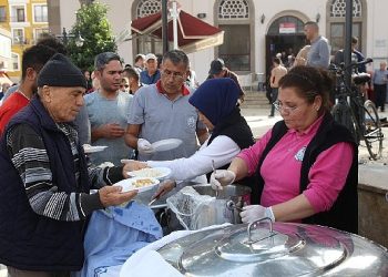 Burhaniye belediyesi Kocacami mahallesi’nde Ata’mız ve Şehitlerimiz için hayır düzenledi
