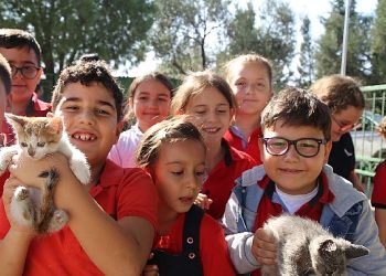 Burhaniye’de Öğrencilerden Hayvan Barınağına Ziyaret