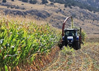 Büyükşehir Belediyesi Korkuteli Taşkesiği Mahallesi’ne Silaj Makinesi Hibe Etti
