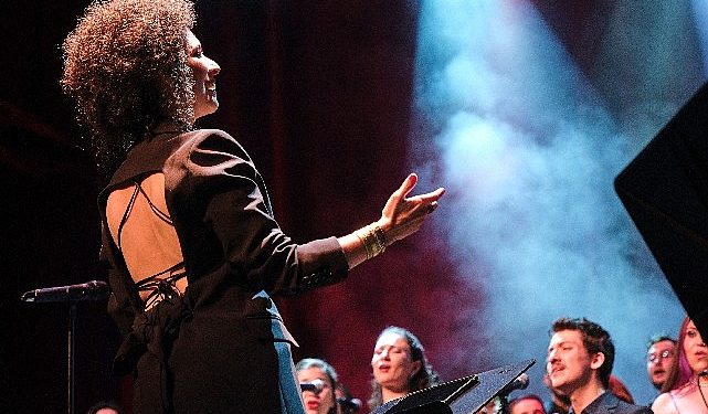 Chromas, Dönemin Birinci Konseri için 12 Ekim’de Das Das Sahnesi’nde