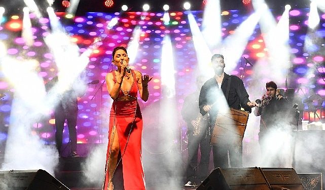 Çiğli’de Cumhuriyet Coşkusu Melek Mosso ile Tepe Yaptı