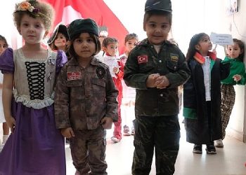 Çukurovalı miniklerden süper cumhuriyet defilesi