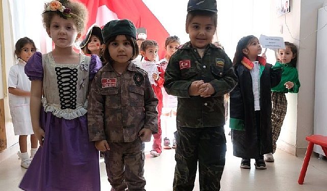 Çukurovalı miniklerden süper cumhuriyet defilesi