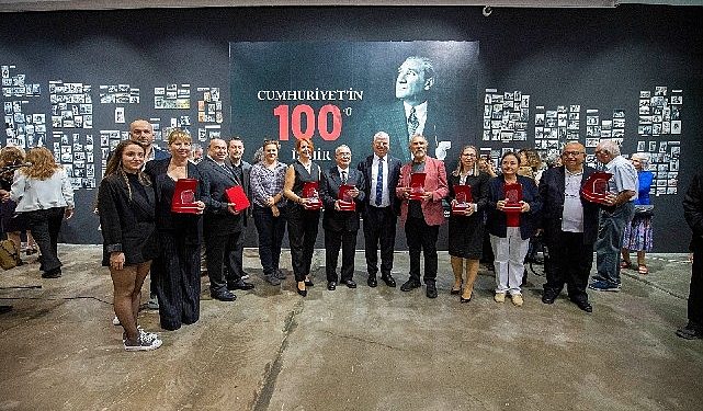 Cumhuriyet sevdalısı İzmir’de “Cumhuriyet’in 100’ü İzmir” standı açıldı