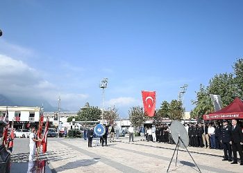 Cumhuriyet’in 100’ncü yılı hasebiyle Kemer’de merasim düzenlendi.