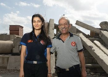 Depremzede Simge itfaiyeci oldu