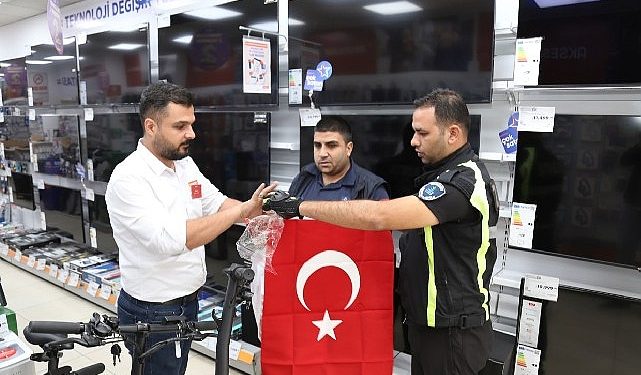 Edremit Bayraklarla donatıldı