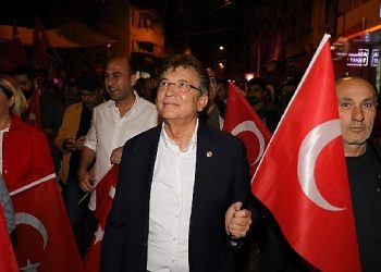 Edremit’te Cumhuriyet Coşkusu Fener alayı ile taçlandı