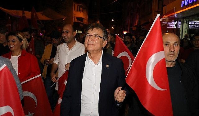 Edremit’te Cumhuriyet Coşkusu Fener alayı ile taçlandı