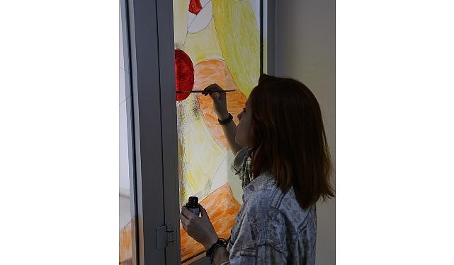 Egeli öğrenciler bina kapılarına vitrayla renk kattı