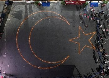 Elazığlıların, çayda çıra oyunuyla yaptığı ay ve yıldız koreografisi büyüledi