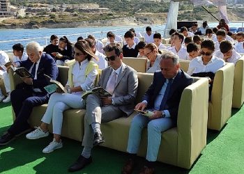 Ellerinde Kitaplarla Maviliklere Açıldılar