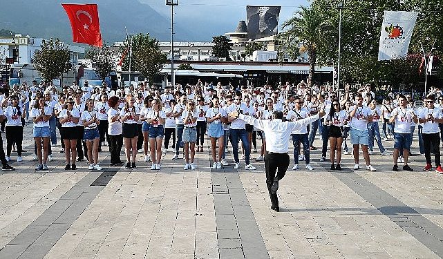 Evvel Başkan’dan Zeybek, sonra 300 dansçıdan erik kısmı