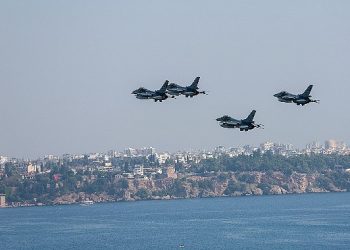 F-16’lardan Antalya semalarında harika şov