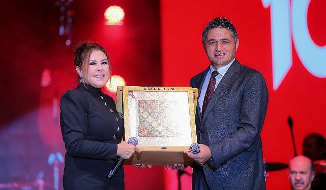 Fener Alayı, Drone Gösterisi ve Nilüfer Cumhuriyet Coşkusunu Tepeye Taşıdı