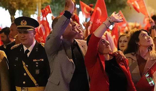 Gemlik’te Cumhuriyet Coşkusu Cadde ve Meydanlara Sığmadı