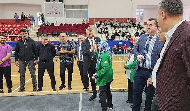 Gölcük 100 yıl coşkusunu 7’den 70’e sporla yaşıyor