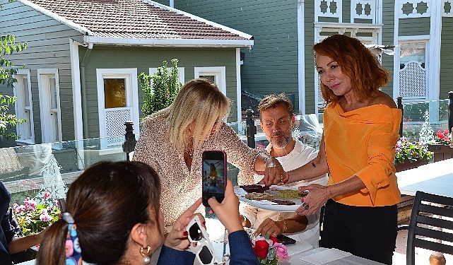 “Hürrem Sultan Hamamı’nda Saraylı Ağırlamalar” Davetinde Osmanlı Devrinin Ağırlama Kültürü Tanıtıldı