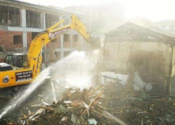 İnegöl Belediyesi, Metruk Yapıların Yıkımına Başlandı