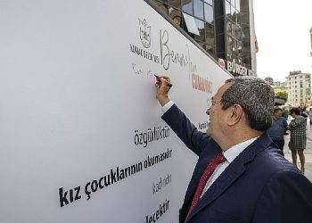 İzmirliler 100’üncü yılda hislerini Cumhuriyet Duvarına yazdı