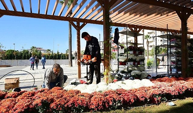 Karabağlar belediyesi 100 Yıl Uğur Mumcu Parkı kasımpatlarıyla renklendi