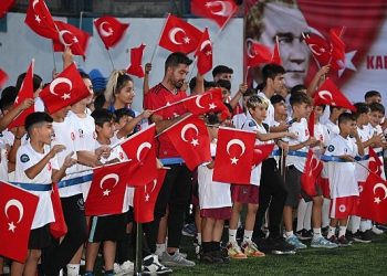 Karabağlar Belediyesi’nin düzenlediği futbol turnuvası ağır ilgiyle gerçekleştirildi