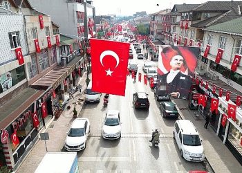 Kartepe’de sokaklar ulu bayrağımızla donatıldı