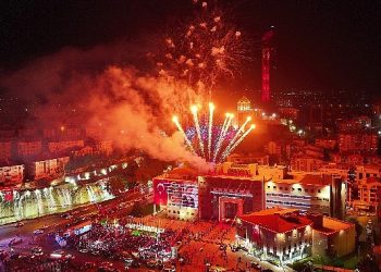 Keçiören’de Cumhuriyetin 100. Yılı kutlamaları harika havai fişek gösterisiyle final yaptı