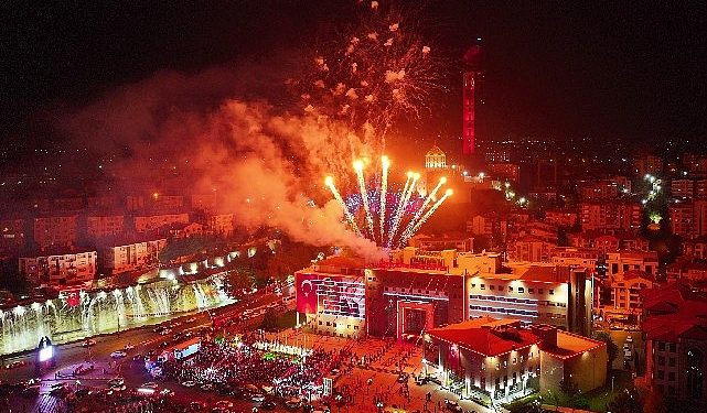 Keçiören’de Cumhuriyetin 100. Yılı kutlamaları harika havai fişek gösterisiyle final yaptı