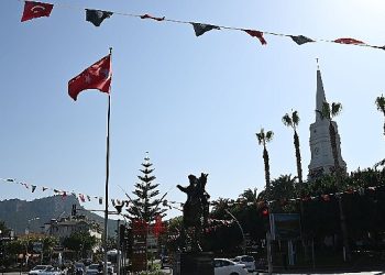 Kemer bayraklarla donatıldı