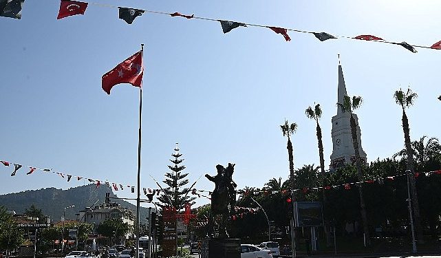 Kemer bayraklarla donatıldı