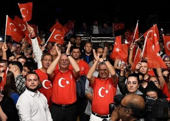 Kemer’de Bayrak Yürüyüşü ve Fener Alayı
