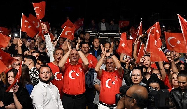 Kemer’de Bayrak Yürüyüşü ve Fener Alayı