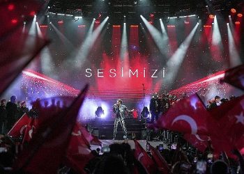 Kenan Doğulu, Cumhuriyet’in 100. yılını unutulmaz İzmir konseriyle kutladı. 