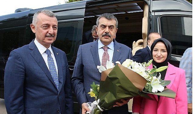 Kocaeli Büyükşehir Belediyesi, Cumhuriyet’in 100. yılında Cumhuriyeti ebediyen yaşatacak gençlere 330 Robotik Kodlama Atölyesi armağan etti