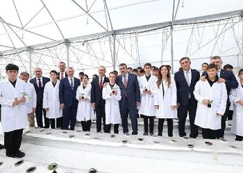 Kocaeli’de öğrenciler topraksız tarım Ar-Ge serasında çilek yetiştiriyor