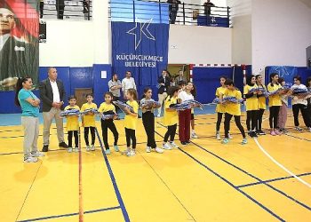 Küçükçekmece’de 3 Bin 600 Öğrenciye Spor Gereci Dağıtıldı