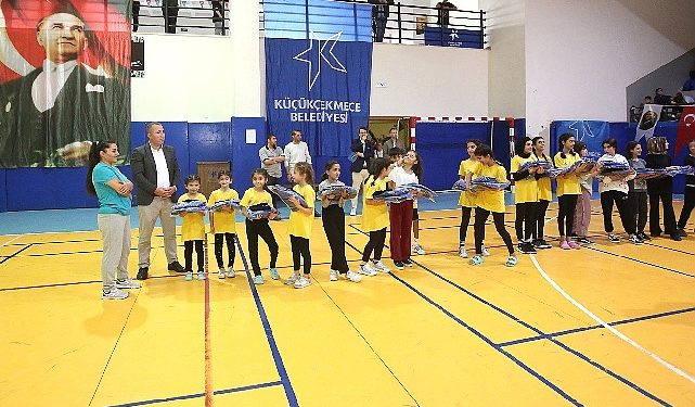 Küçükçekmece’de 3 Bin 600 Öğrenciye Spor Gereci Dağıtıldı