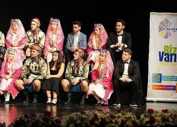 Lider Arda ve gençler sahnede geleceği konuştu