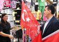 Lider Dündar’dan çarşı esnafına Türk Bayrağı
