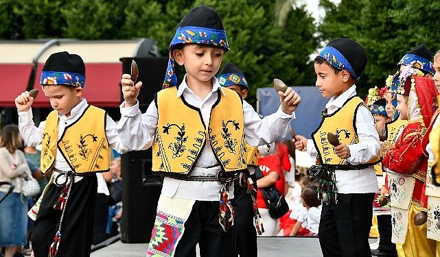 Miniklerden 100. Yıl Cumhuriyet kutlaması