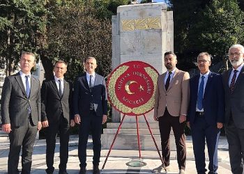 Muhtarlardan Çelenk ve Hürmet Duruşu