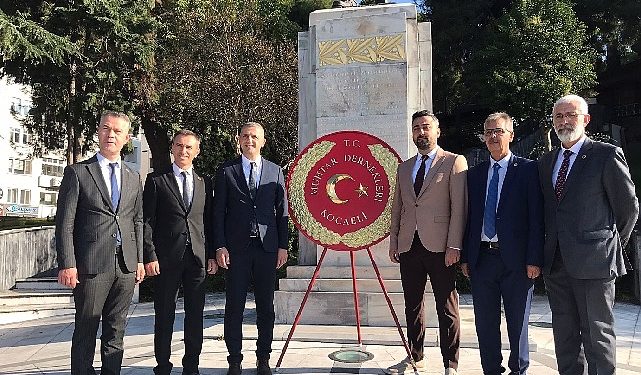 Muhtarlardan Çelenk ve Hürmet Duruşu