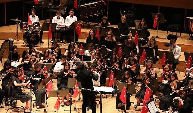 Narlıdere Belediyesi çocuk senfoni orkestrası ve şefika kutluer, cumhuriyetin 100.yılı için sahne aldı