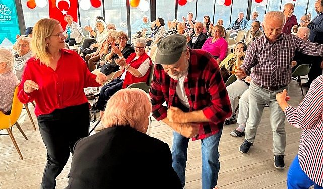 Nilüfer Belediyesi Huzurevinde Cumhuriyet coşkusu