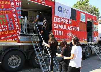 Öğrencilere Sarsıntı Simülasyon Tırında Eğitim