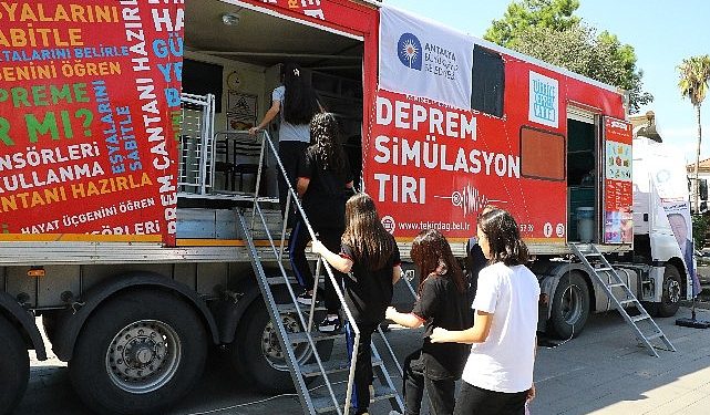 Öğrencilere Sarsıntı Simülasyon Tırında Eğitim